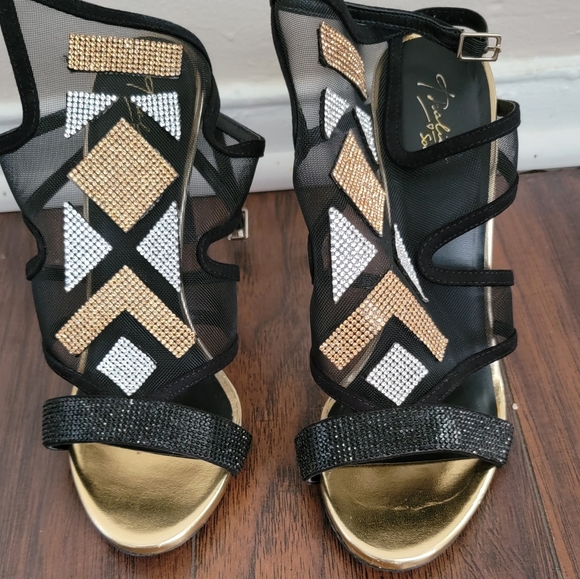 Cute black shoes with gold and sliver in it. Only worn it once - Picture 1 of 3